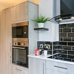 2 Ings Avenue